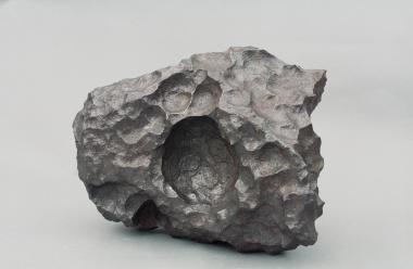 Hat auf seinem Weg zur Erde heftige Schläge eingesteckt: das Bruchstück des Gibeon-Meteoriten. In der Ausstellung "Schätze der Arbeit" ist der Außerirdische das älteste Exponat.<br>Foto: LWL</br>