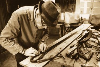 Die LWL-Fotoausstellung zeigt die "Letzten ihrer Zunft" wie hier einen Sattler.<br>Foto: Fischer</br>
