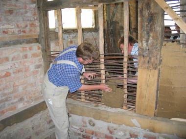 Die LWL-Restauratoren zeigen klassische Maurerarbeiten.<br>Foto: LWL</br>