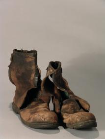 Die Unfallschuhe des Hüttenarbeiters Peters Freise, 1980.<br>Foto: LWL</br>