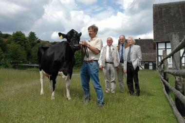 Nofretete freut sich gemeinsam mit Museumsleiter Prof. Dr. Stefan Baumeier, Wolfram Pötting von der Landwirtschaftskammer Herford und Horst Rethmeier vom Arbeitsausschuss für den Tag der Landwirtschaft (v. r.).<br>Foto: LWL</br>