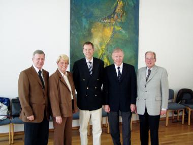 Die Mitglieder der Geographischen Kommission für Westfalen des Landschaftsverbandes Westfalen-Lippe (LWL) wurden herzlich aufgenommen: LWL-Kulturdezernent Prof. Dr. Karl Teppe, 1. stellv. Bürger-meisterin Maria Schiedel Landrat Sven-Georg Adenauer, Kommissionsvorsitzender Prof. Dr. Heinz Heineberg und Geschäftsführer Prof. Dr. Klaus Temlitz (v.l.).<br>Foto: LWL</br>