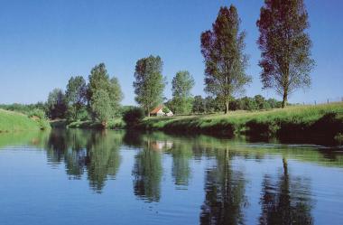 Pappeln spiegeln sich zusammen mit dem Dach des Weide-stalls an der Hase bei Lehrte im Wasser. <br>Foto: Franke</br>