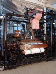 Kiloschwere Lochkarten-Stapel steuern diesen Jacquard-Webstuhl aus dem Jahr 1920. <br>Foto: LWL</br>