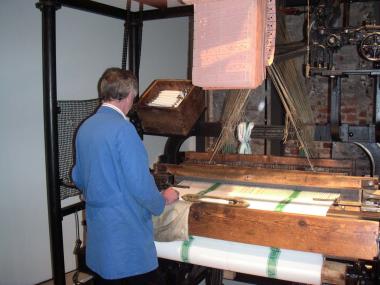 Moderne Webstühle arbeiten noch immer nach dem Jacquard-Prinzip, die riesigen Lochkartenpakete hat inzwischen allerdings der Computer ersetzt.<br> Foto: LWL</br>