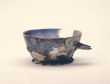 Ein Schale aus blauem Glas aus Herford gehör zu kostbarem Geschirr gehobener Schichten im 16. und 17. Jahrhundert. <br>Foto: LWL/S. Brentführer.</br>