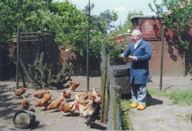 Der ehemalige ehrenamtliche "Gärtner" Johann Schwinning beim Füttern der Hühner.  <br>Foto: LWL</br>