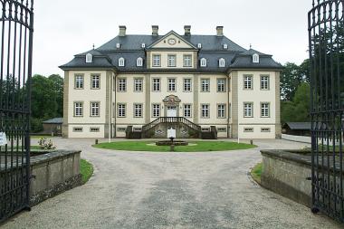 Dietger Freiherr von Fürstenberg erhält den Westfälischen Preis für Denkmalpflege, weil er sein Schloss Körtlinghausen besonders engagiert erhält.<br>Foto: LWL/Dülberg</br>