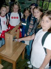Mit dem Holzschleifermodell können Kinder bei museumspädagogischen Programmen nachvollziehen, wie aus Holz Papier wird.<br>Foto: LWL</br>