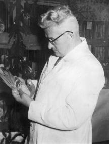 Erfahrene Züchter, hier eine historische Aufnahme aus den 1950er Jahren, weihen am Sonntag Laien in die Geheimnisse des Brieftaubensports ein.<br>Repro: LWL/Hudenmann</br>