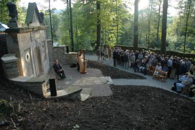 Projektleiter Dr. Heinrich Stiewe (l.) bietet am Sonntag Führungen zum wiedererrichteten Mausoleum im LWL-Freilichtmuseum an.  	<br>Foto: LWL</br>