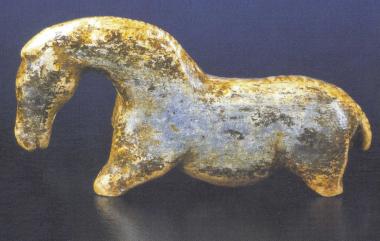 35 000 Jahre alt und damit eines der frühesten Kunstwerke ist die kleine Statuette eines Wildpferdhengstes aus der Vogelherd-Höhle auf der Schwäbischen Alb.<br>Foto: Institut für Ur- und Frühgeschichte der Universität Tübingen.</br>
