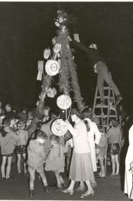 Für das Lambertusfest 1958 bauten Mitglieder der münsterschen St. Gotthard-Gemeinde eine besonders hohe Pyramide.<br>Foto: LWL</br>