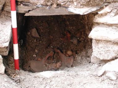 Blick in das aus Steinplatten aufwändig gebaute Grab.<br>Foto: LWL/Klostermann</br>