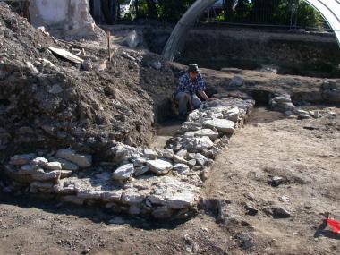 Die Archäologiestudentin Nora Brockmeyer legt die Grundmauern des 800 Jahre alten Wohnhauses eines Stiftsherrn frei. <br>Foto: LWL/Spiong</br>