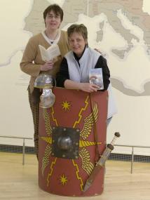 Marianne Gorissen (links) und Gudrun Neuhaus lesen für große und kleine Besucherinnen und Besucher römische Autoren und Themen am Internationalen Museumstag im Westfälischen Römermuseum Haltern.Foto: LWL/S. Brentführer 