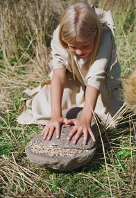 Spielt am Familiensonntag eine wichtige Rolle: der 6000 Jahre alte Mahlstein aus Herne.<br>Foto: LWL/Sagurna</br>
