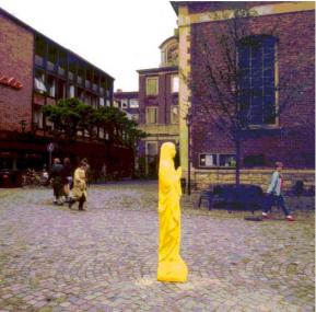 In der Ausstellung "Skulptur Projekte Münster 2007" sollen sich die Künstler wieder mit dem öffentlichen Raum auseinandersetzen wie hier 1987 Katharina Fritsch mit ihrer "Gelben Madonna".<br> Foto: LWL</br> 