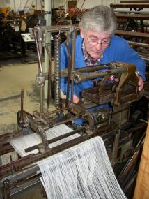 Wilhelm Ratering an der "Barber Colman" Anknotmaschine.<br>Foto: LWL</br>