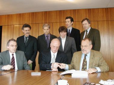 Die Menschen auf dem dynamischen Bild (v.l. untere Reihe): Verhandlungsführer Günther Barenhoff von der Diakonie Westfalen, LWL-Chef Wolfgang Schäfer, LVR-Chef Udo Molsberger (v.l. oben): Dr. Fritz Baur, Ludwig Fuchs vom Städtetag, LVR-Sozialdezernentin Martina Hoffmann-Badache, Dr. Martin Klein vom Landkreistag und Ernst Giesen vom Städte- und Gemeindebund.