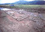 Blick auf die Reste des um 1400 verlassenen Dorfes Dorpede, in der Mitte die steinernen Fundamente der Kirche. <br>Foto: LWL/Börnke.</br>