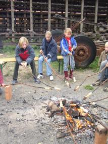 Die Kinder können beim Kartoffelfest nicht nur Kartoffeln braten sondern auch Stockbrot backen. <br>Foto: LWL</br>