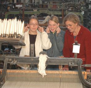 So laut, dass man sich am liebsten die Ohren zuhält, geht es zu, wenn im Textilmuseum die Webstühle rattern. <br>Foto: LWL/Holtappels</br>