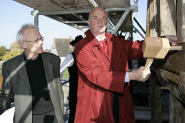 LWL-Direktor Wolfgang Schäfer und Museumsleiter Prof. Dr. Stefan Baumeier hämmerten die letzten Nägel in die Dachbalken.    <br>Foto: LWL/Schröder</br>