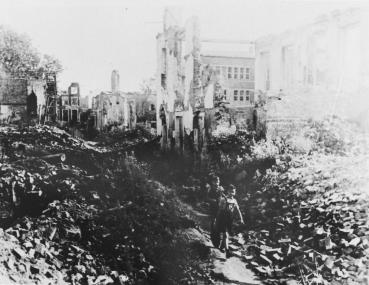 Bildbeispiel aus dem Jahr 1945: Kinder zwischen den Trümmern der Grünen Gasse in Münster.<br>Foto: Westfälisches Landesmedienzentrum</br>