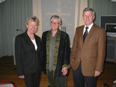 Dr. Christine Aka (Mitte), eingerahmt von Prof. Dr. Ruth E. Mohrmann, der Vorsitzenden der Volkskundlichen Kommission des Landschaftsverbandes Westfalen-Lippe (LWL) und LWL-Kulturdezernent Prof. Dr. Karl Teppe.      <br>Foto: LWL</br>