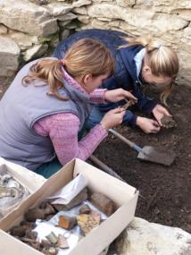Carolin Johanning aus Kalletal (vorne) und Katharina Kellner aus Paderborn im Keller aus dem 16. Jahrhundert.<br>Foto: LWL/Brentführer</br>