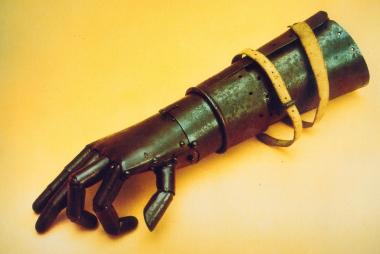 Die eiserne Hand von Götz von Berlichingen (1480-1562)  gilt als die bekannteste Prothese überhaupt. Die LWL-Ausstellung zeigt eine Kopie aus dem 20. Jahrhundert.<br>Foto: Freiherrlich von Berlichingen'sche Archivverwaltung</br>