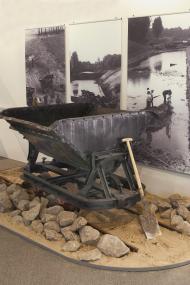 Mit Schaufeln und Feldbahnen sowie viele Schweiß und Manneskraft einen Fluss verlegen. Die Ems hat es erlebt. Das Naturkundemuseum in Münster zeigt die Veränderungen vom natürlichen zum begradigten Fluss.<br>Foto: LWL/Egbert</br>