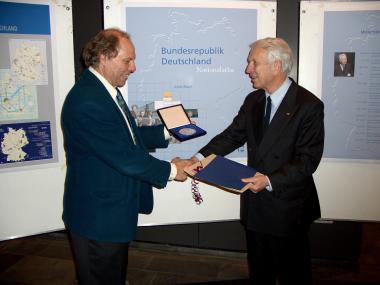 Prof. Dr. Alois Mayr (rechts) erhielt die Robert-Gradmann- Medaille aus der Hand des Vorsitzenden der Deutschen Akademie für Landeskunde, Prof. Dr. Winfried Schenk (links).<br>Foto: LWL</br>