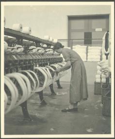 Spulerin bei der Arbeit, um 1935.<br>Foto: Kreisarchiv Borken, um 1935</br>