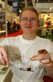 Auf der Reha-Messe stellte die hörgeschädigte Konditorin Monika Joschko am gemeinsamen Stand der beiden Landschaftsverbände ihre Leistungsfähigkeit unter Beweis. <br>Foto: LVR/Ströter</br>