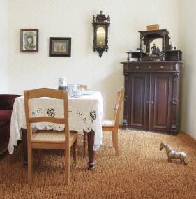 Bildzeile: Noch bis Sonntag liegt der Salzstangen-Teppich im Arbeiterhaus des Textilmuseums Bocholt. <br>Foto: LWL</br>