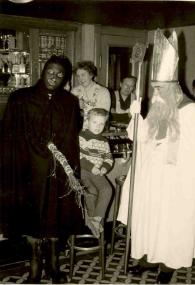 Viele Bräuche ranken sich um den Nikolaus. Das Foto entstand 1958 in Laer (Kreis Steinfurt).   <br>Foto: LWL/Völker</br>