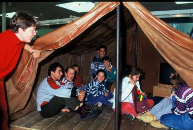 Wie viele Legionäre schliefen in einem römischen Ledernen Zelt? Die-sen und anderen Fragen aus dem Alltagsleben im Römerlager gehen Kinder und Jugendliche bei den neuen Veranstaltungen im LWL-Römermuseum nach.<br>Foto: LWL/Mahlstedt</br>