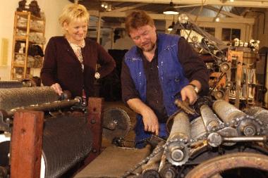 Felix Brumann und Sigrid Hungerkamp vom Textilmuseum Bocholt an der Krempelwalze der Firma "Wogela".<br>Foto: LWL/Holtappels</br>