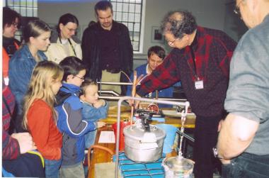 Museumsleiter Michael Peters am Dampfkessel.<br>Foto: LWL/Otto</br>