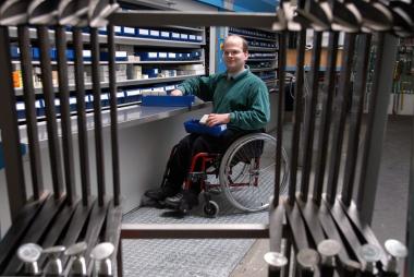 Ein Groß- und Einzelhandelskaufmann im Rollstuhl ¿ der LWL hilft bei der Einrichtung von Arbeitsplätzen für behinderte Menschen.<br>Foto: LWL/Grewer</br>