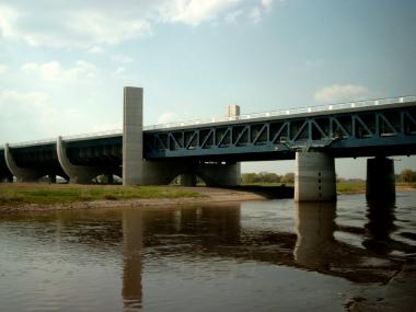 Mit einer 918 m langen Kanalbrücke überquert der Mittellandkanal die Elbe bei Magdeburg.