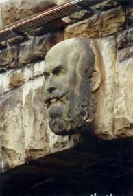 Porträt-Skulptur an der alten Schachtschleuse Henrichenburg.<br>Foto: LWL/Peters</br>