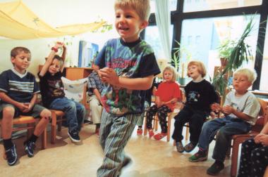 Stuhlkreis im integrativen Kindergarten: Dass Andreas (im Vordergurnd) gehandicapt ist, kann man kaum erkennen.<br>Foto: LWL/Schläger</br>
