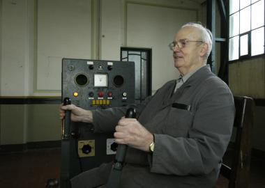 Werner Mellin (80) am Fördermaschinistenstand.<br>Foto: LWL/Holtappels</br>