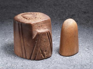 Knapp drei Zentimeter hoch sind die bislang ältesten Schachfiguren Westfalens von einem Adelshof aus dem 11. bis 12. Jahrhundert in Sendenhorst. <br>Foto: LWL/Brentführer. </br>