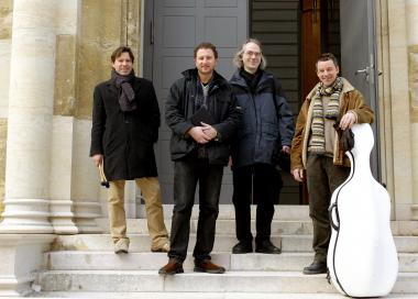 Das Ensemble: v.l. Stefan Blum (Komposition, Percussion), Erzähler Stefan Wilkening, Burkhard Jäckle (Flöte) und Yves Savary (Violoncello). <br>Foto: Lobinger, Kulturkontor</br>