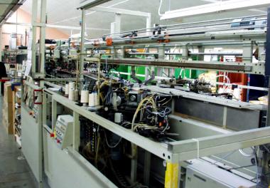 Nähmaschine für Spannbett-Tücher in der Firma "Biberna". <br>Foto: Biberna</br>