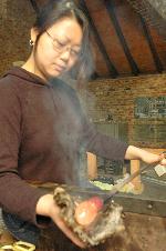 Bald kann Emi Yamamoto in der Glashütte Gernheim wieder ans Werk gehen. <br> Foto: LWL/Holtappels</br>